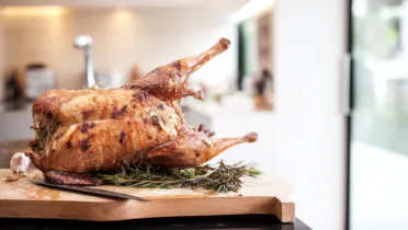 Фото блюда: Ароматная утка с чесноком и розмарином для вашего праздничного стола