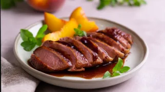 Фото рецепта: Утка в персиковом соусе с нежной мякотью и ярким ароматом