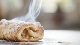 Фото рецепта: Яблочный штрудель с сахарной пудрой