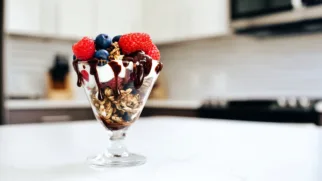 Фото рецепта: Йогурт боул с шоколадом который радует вкусом