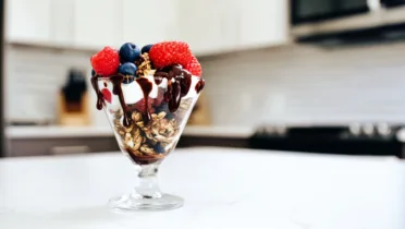 Фото блюда: Йогурт боул с шоколадом который радует вкусом