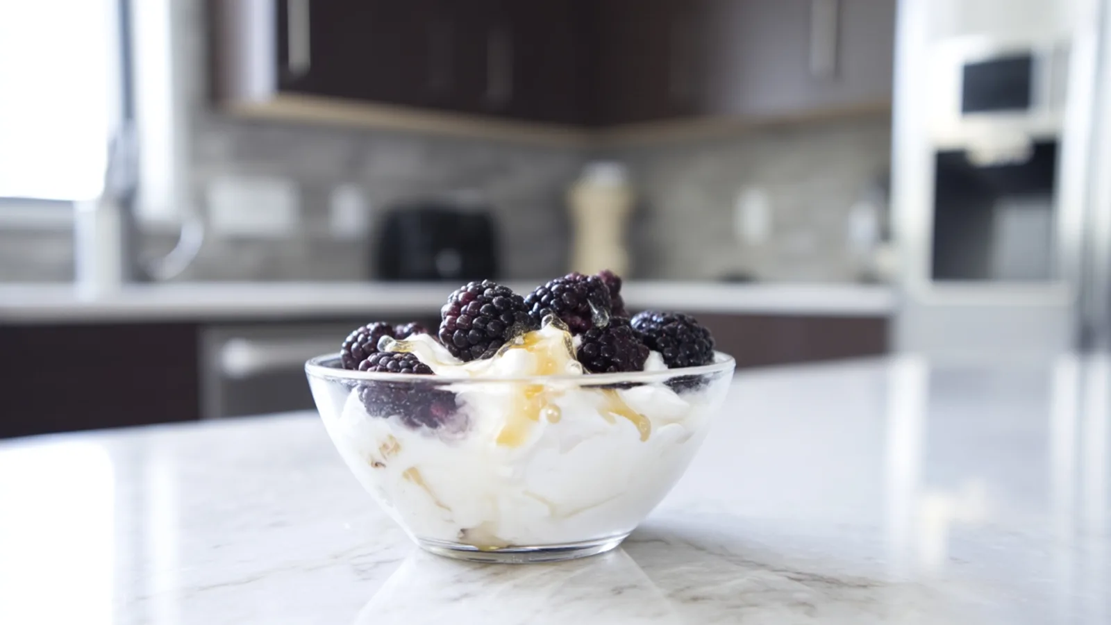 Фото блюда: Сливочный йогурт с ежевикой и медовой нежностью