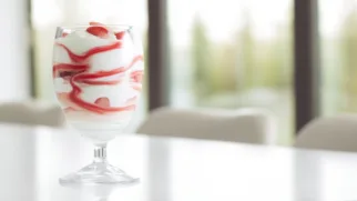 Фото рецепта: Йогуртовый парфе с клубничными волнами вкуса