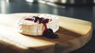 Фото рецепта: Запечённый камамбер с апельсиновым джемом — незабываемое сочетание