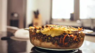 Фото рецепта: Запеканка из оленины с нежным картофельным слоем