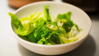 Фото рецепта: Свежий зеленый салат с ярким вкусом зеленого лука