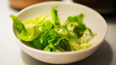 Фото блюда: Свежий зеленый салат с ярким вкусом зеленого лука