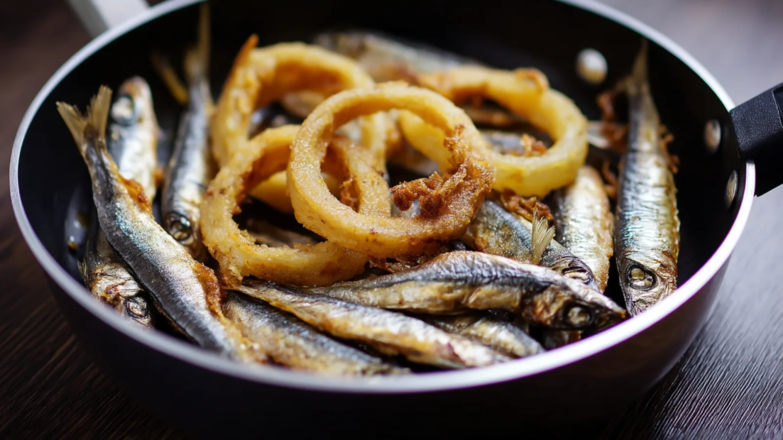 Фото блюда: Сочная килька с луком на горячей сковороде