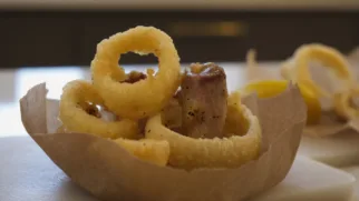 Фото рецепта: Жареная утиная печень с карамельным луком и хрустящими кольцами