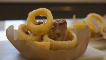 Фото рецепта Жареная утиная печень с карамельным луком и хрустящими кольцами