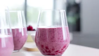 Фото рецепта: Жимолостный смузи с нежной ягодной свежестью