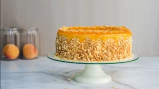 Фото рецепта: Абрикосовая шарлотка с нежным сиропом и солнечным ароматом