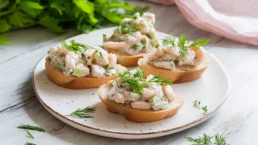 Фото рецепта Багет с креветочным салатом: хрустящие тосты с нежной начинкой за 15 минут