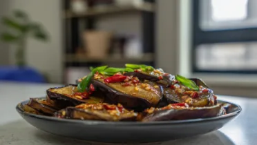 Фото блюда: Баклажаны обжаренные с соусом чили и чесноком