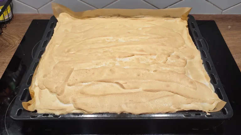 Банановый пирог с белковой шапкой на противне после выпечки