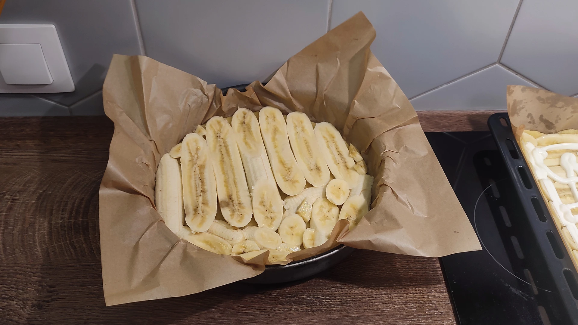 Нарезанные бананы выложены на песочную основу