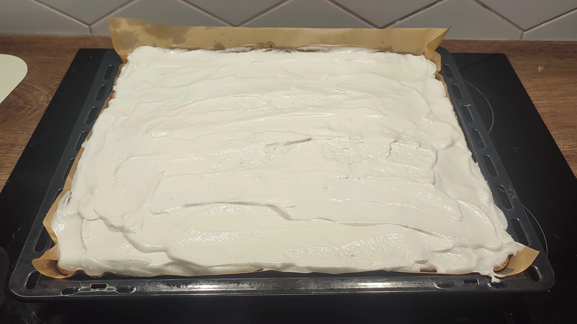 Белковая масса нанесена на горячий пирог