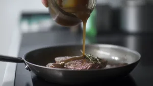 Фото блюда: Бифштекс с соусом из шалота на сковороде, ресторанный вкус дома