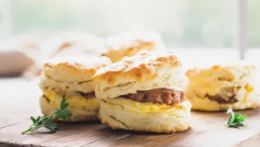 Фото рецепта Воздушный бисквитный сэндвич с сочной колбасой и яйцом