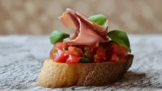 Фото рецепта: Брускетта с бастурмой – вкусный закусочный тост