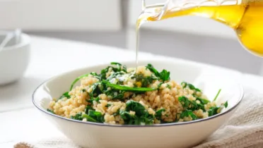 Фото блюда: Булгур со шпинатом и чесноком – полезный гарнир с насыщенным вкусом