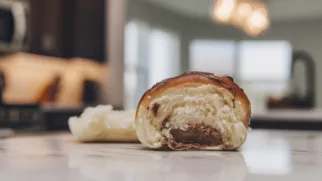 Фото рецепта: Булочка со сливочным тестом и шоколадным маслом внутри: нежная выпечка к чаю