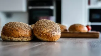 Фото рецепта: Булочки для бургеров с семенами льна: мягкие внутри и с хрустящей корочкой