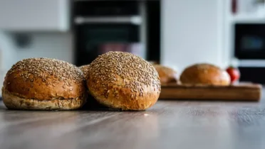 Фото блюда: Булочки для бургеров с семенами льна: мягкие внутри и с хрустящей корочкой