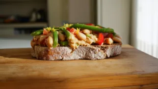 Фото рецепта: Бутерброд с фасолью и свежими овощами для быстрого перекуса