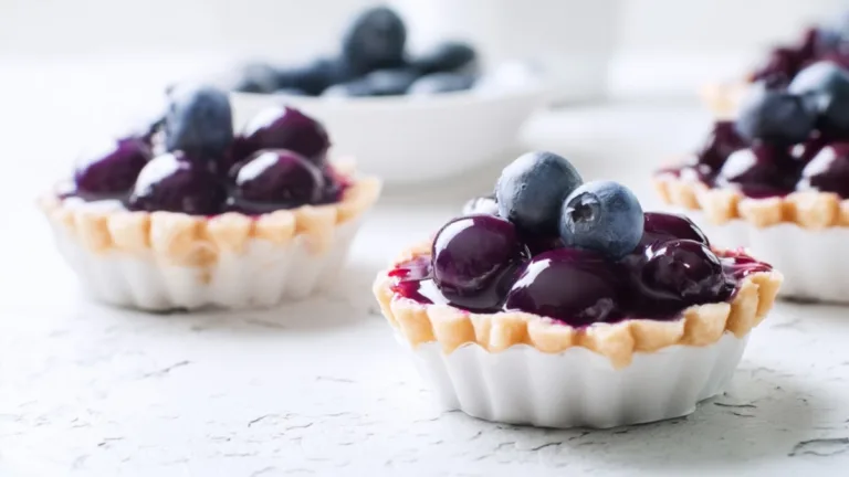 Фото блюда: Черничные корзиночки из песочного теста с глянцевой ягодной начинкой