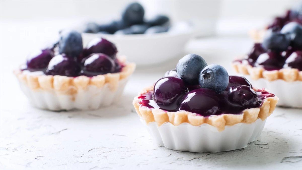 Фото блюда: Черничные корзиночки из песочного теста с глянцевой ягодной начинкой