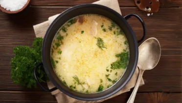 Фото рецепта Чихиртма по-грузински: густой куриный суп с яйцом и кислинкой