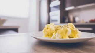 Фото рецепта: Цветная капуста под голландезом – нежное сочетание крема и овощей