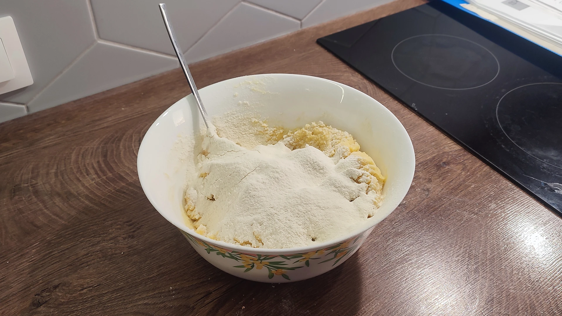 Добавление муки в миску с тестом для пирога