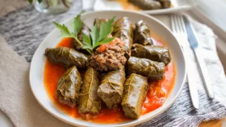 Фото рецепта: Долма с говядиной и рисом в виноградных листьях