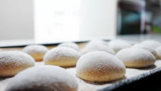 Фото рецепта: Пышные домашние пончики с идеальным балансом сладости и соли