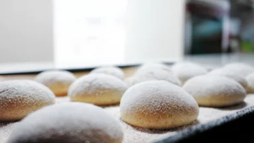 Фото рецепта Пышные домашние пончики с идеальным балансом сладости и соли