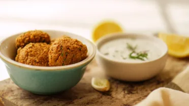 Фото блюда: Фалафель с тахини и лимоном как в уличных лавках Востока