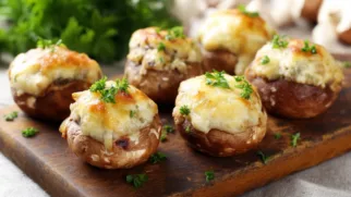 Фото рецепта: Фаршированные шампиньоны с сыром в духовке, сочная горячая закуска за 30 минут