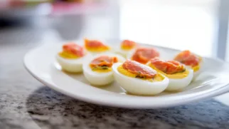 Фото рецепта: Фаршированные яйца с солёным помидором: закуска с ярким вкусом за 15 минут