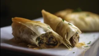 Фото рецепта: Вкусные фило рулетики с грибами: как приготовить с минимальными усилиями