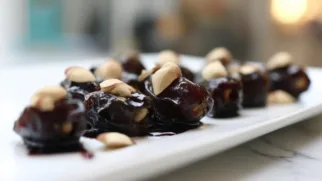 Фото рецепта: Финики с миндалём – полезный перекус