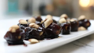 Фото блюда: Финики с миндалём – полезный перекус