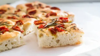Фото рецепта: Фокачча с сушеными томатами и розмарином: воздушная итальянская лепешка с ароматом оливкового масла