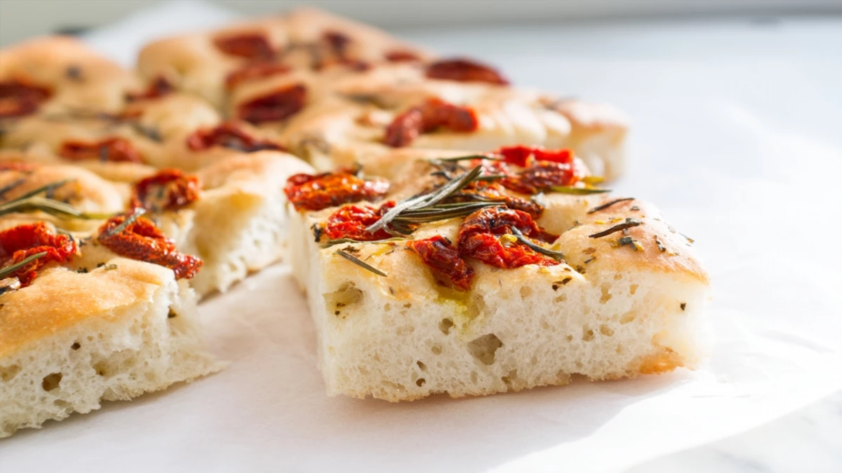 Фото блюда: Фокачча с сушеными томатами и розмарином: воздушная итальянская лепешка с ароматом оливкового масла