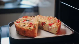 Фото рецепта: Фриттата с солеными помидорами: пышный завтрак из духовки за полчаса