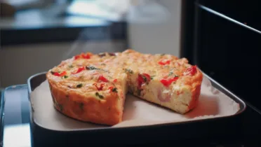 Фото рецепта Фриттата с солеными помидорами: пышный завтрак из духовки за полчаса