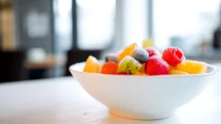 Фото рецепта: Фруктовый салат с кокосовым сиропом – яркий и свежий десерт