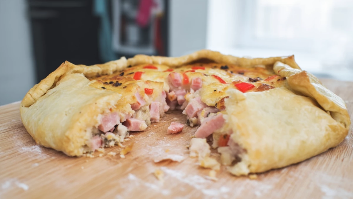 Фото блюда: Галета с ветчиной и сыром: хрустящий пирог на скорую руку