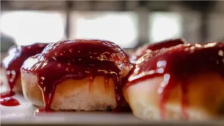 Фото рецепта: Глазурь ягодная для булочек с клюквенным сиропом